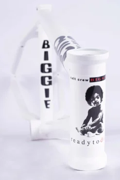 Biggie Frame / devon smillie signature / white
